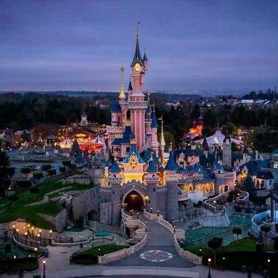 Disneyland Paris Guest “Hypnotized” by New Frozen Kingdom, Calls for Reality Check